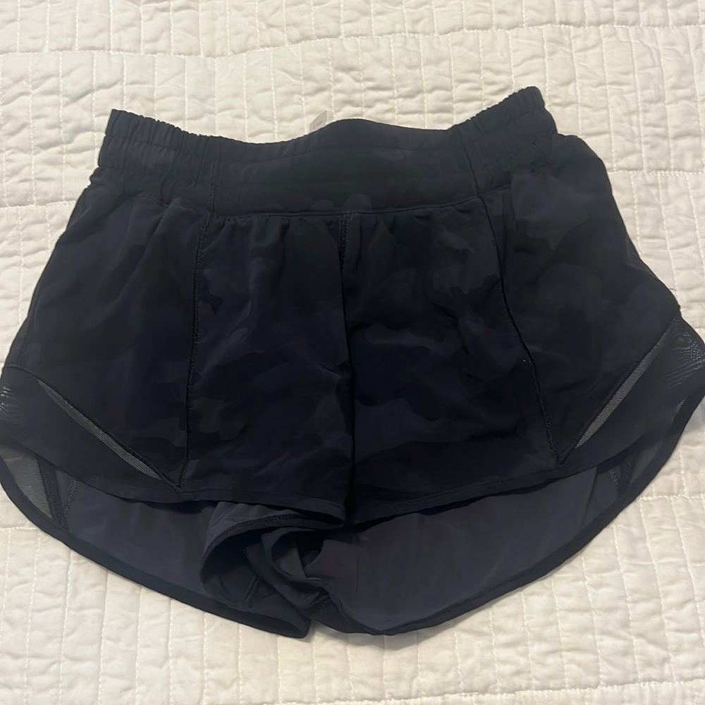lululemon hotty hot short mid rise regular length, black camo, 2.5 inch inseam